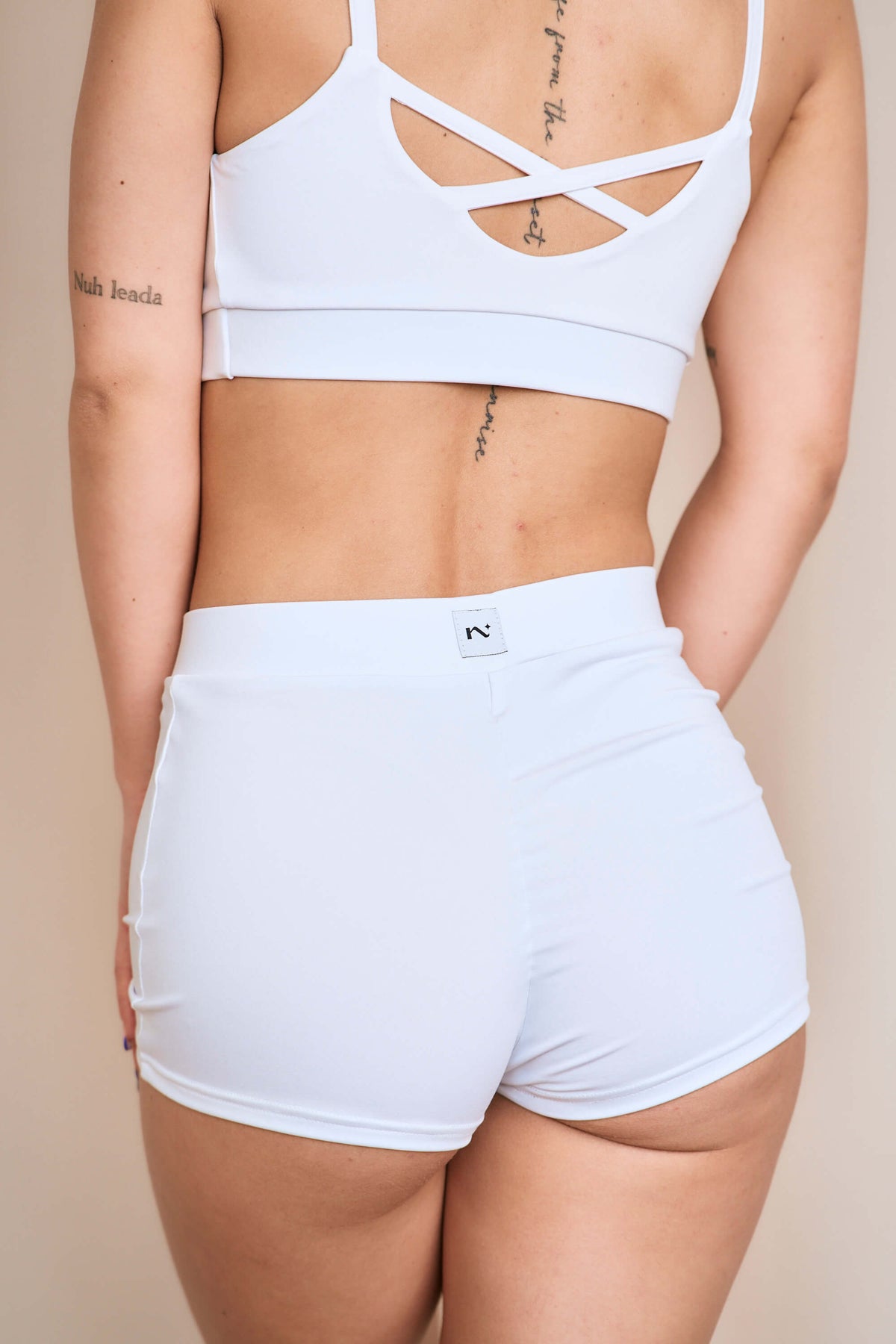 Aura shorts white
