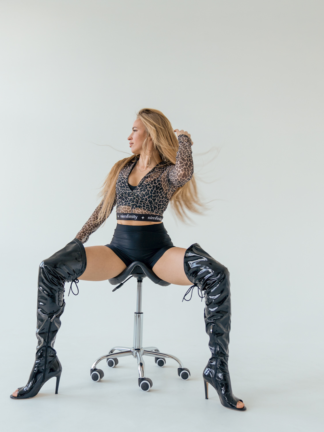 Elastyczne spodenki sportowe Aretuza czarne - obrazek 3